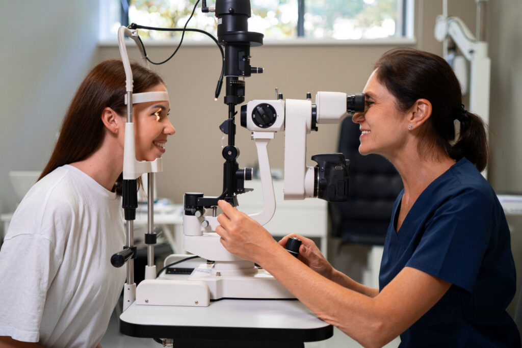 Patient and eye doctor in an eye examination room, depicting LCP vs Lasik